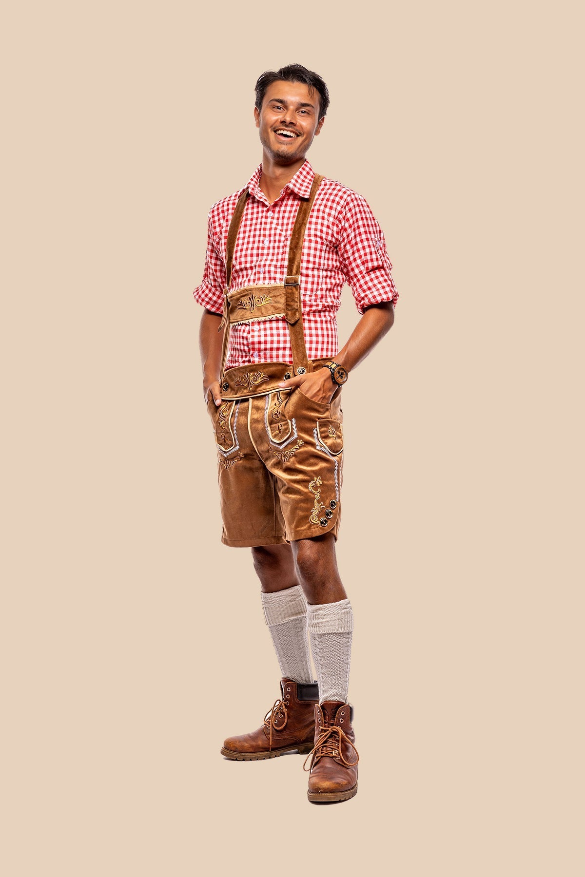 Man in lederhosen met Tiroler overhemd