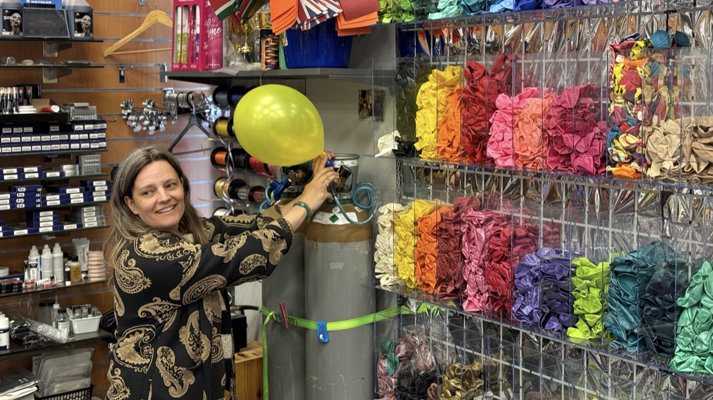Astrid Koorn vult een ballon met helium in de winkel