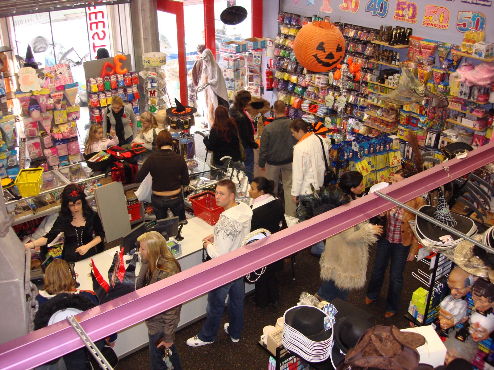 De winkel van Koorn & Co vol klanten tijdens Halloween